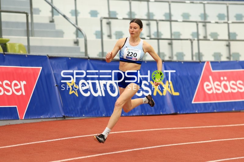 Athletin mit Startnummer 220 in Aktion