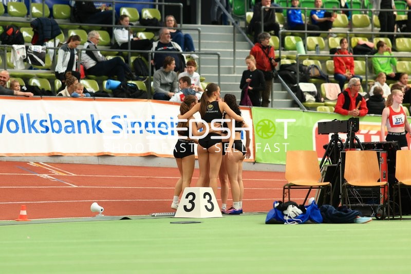 Athletinnen vor Startblock 3