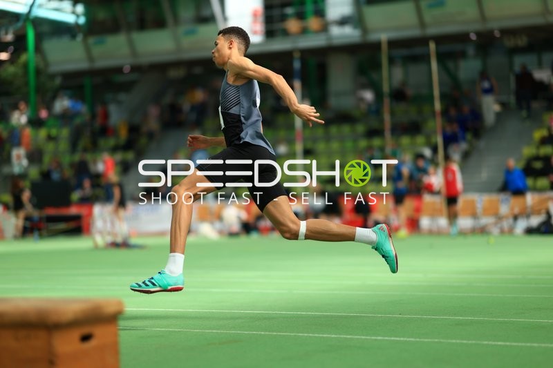 Weitsprung im Glaspalast