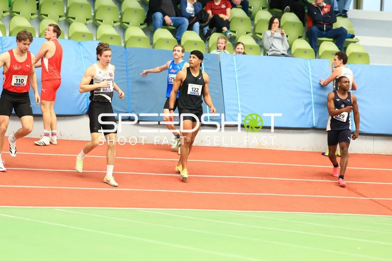 Athleten vor dem Start im Glaspalast