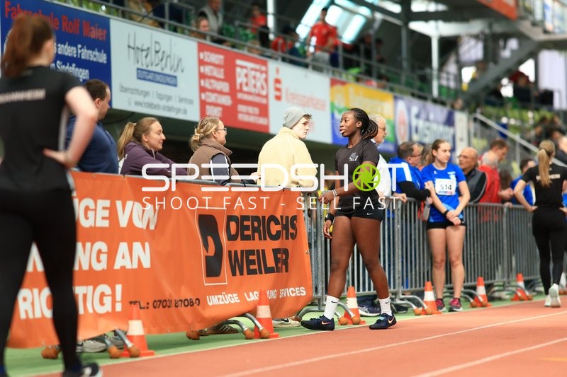 Athletin im Gespräch im Glaspalast