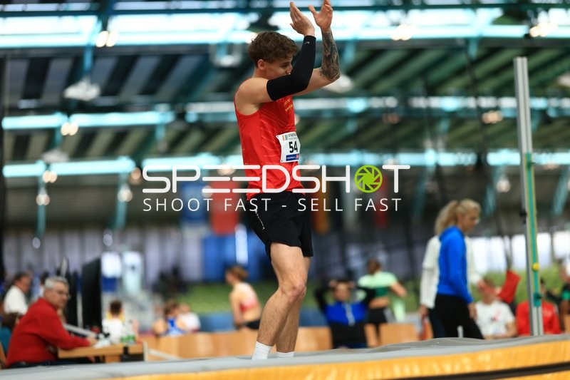 Athlet mit Startnummer 54 klatscht