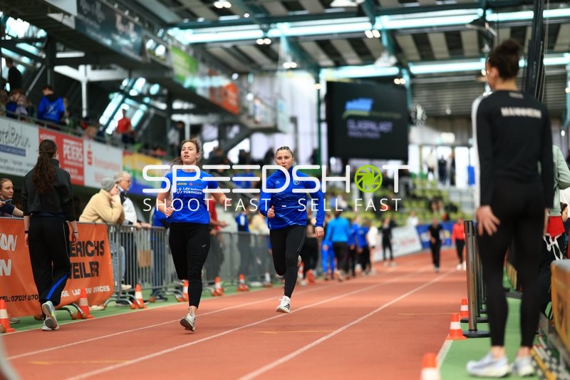 Athletinnen laufen im Glaspalast