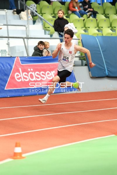 Weitsprung im Glaspalast