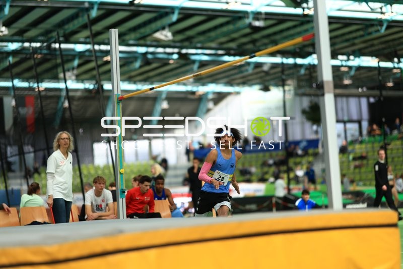 Athlet mit Startnummer 28 beim Hochsprung