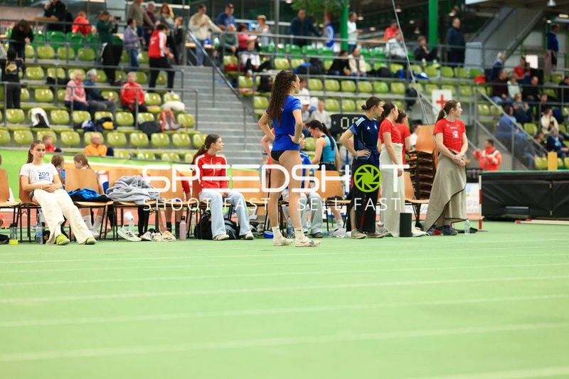 Athletinnen warten im Glaspalast