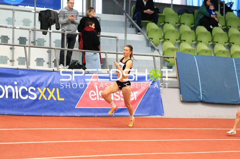 Athletin mit Startnummer 493 in Aktion