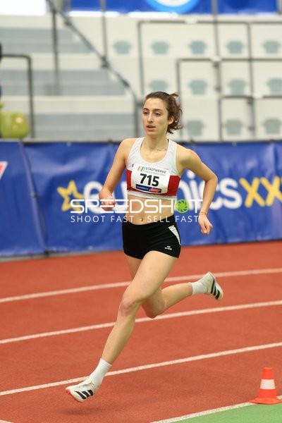 Athletin mit Startnummer 715 in Aktion