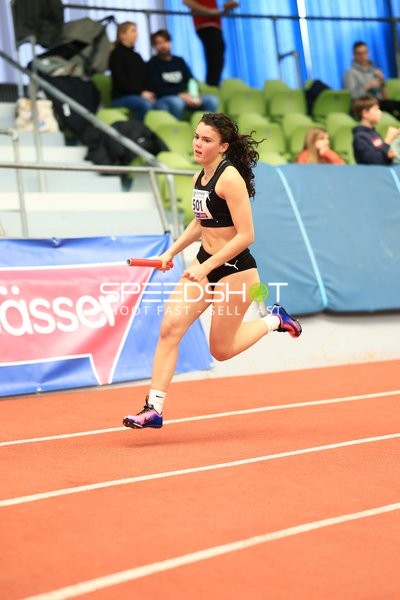 Athletin mit Staffelstab im Glaspalast