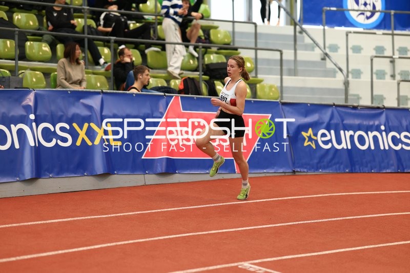 Athletin mit Startnummer 697 in Aktion