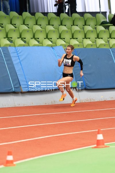Athletin mit Startnummer 502 in Aktion
