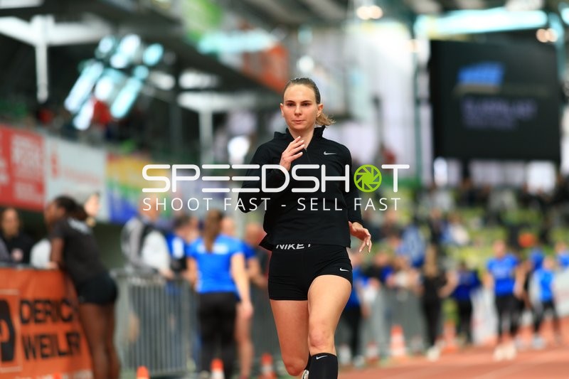 Athletin läuft im Glaspalast