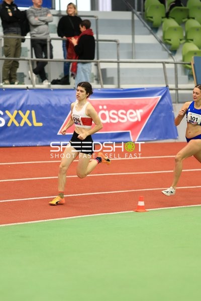 Athletinnen laufen im Glaspalast