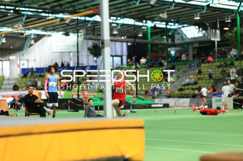 Athlet beim Hochsprung im Glaspalast