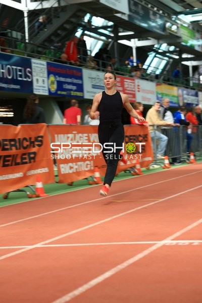 Athlet läuft im Glaspalast