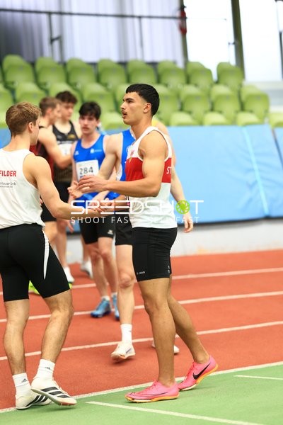 Athleten begrüßen sich im Glaspalast