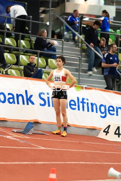 Athletin mit Startnummer 696 am Start