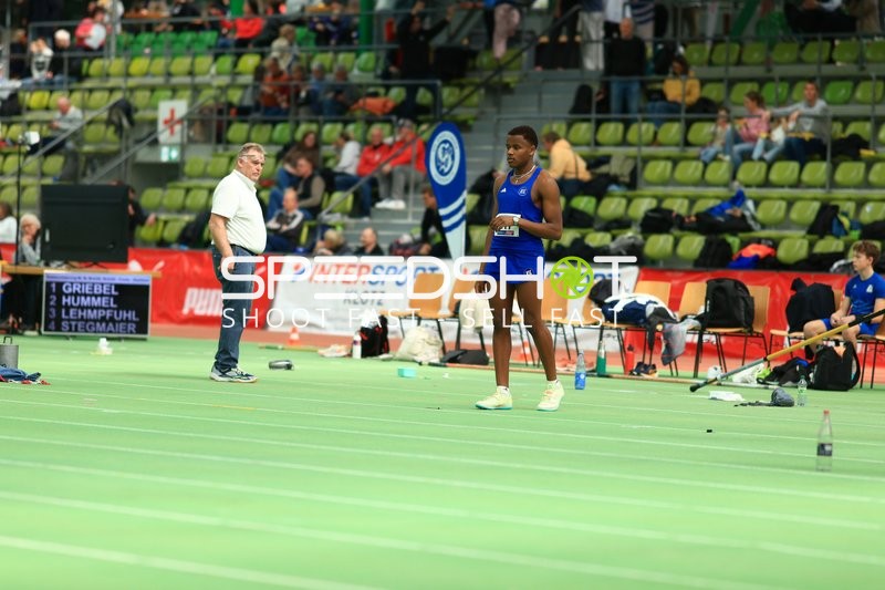 Athlet wartet im Glaspalast