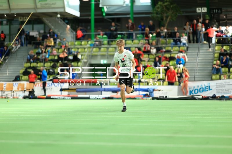 Athlet mit Startnummer 371 läuft