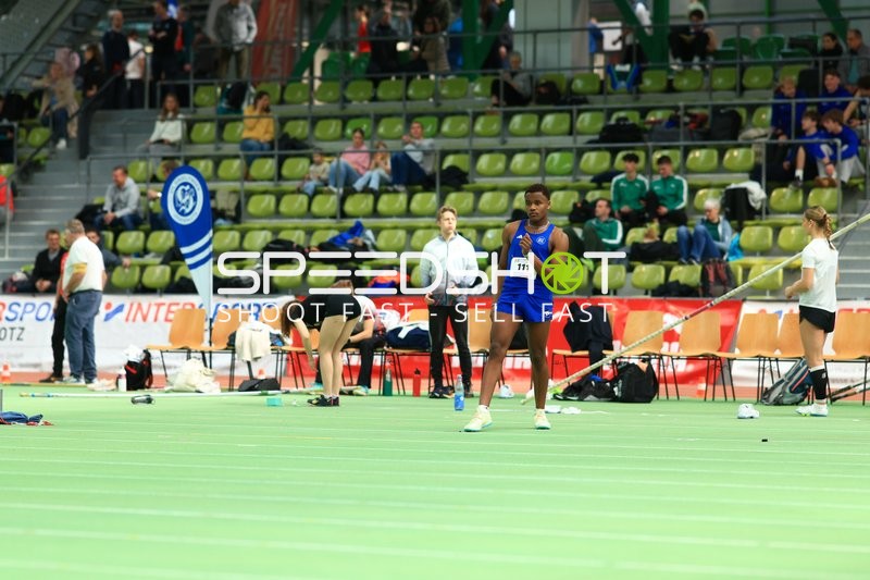 Athlet mit Startnummer 111 im Glaspalast