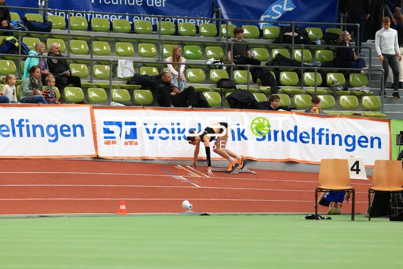 Athletin am Startblock im Glaspalast