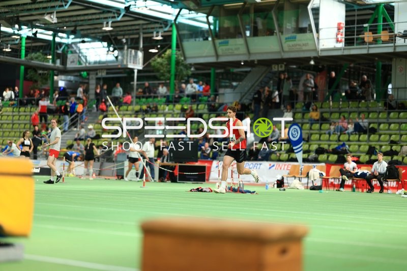 Athlet läuft im Glaspalast