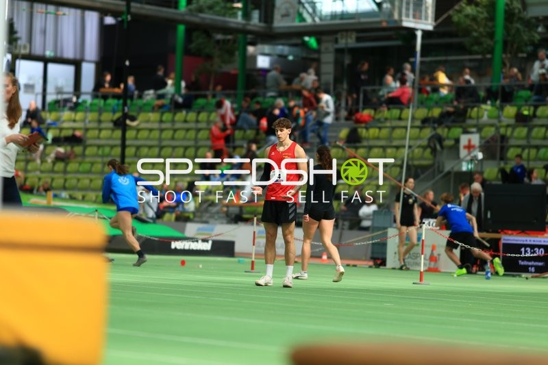 Athlet mit Startnummer 54 im Glaspalast