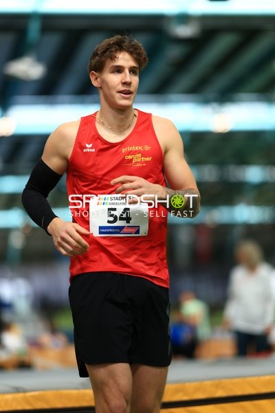 Athlet mit Startnummer 54 im Glaspalast