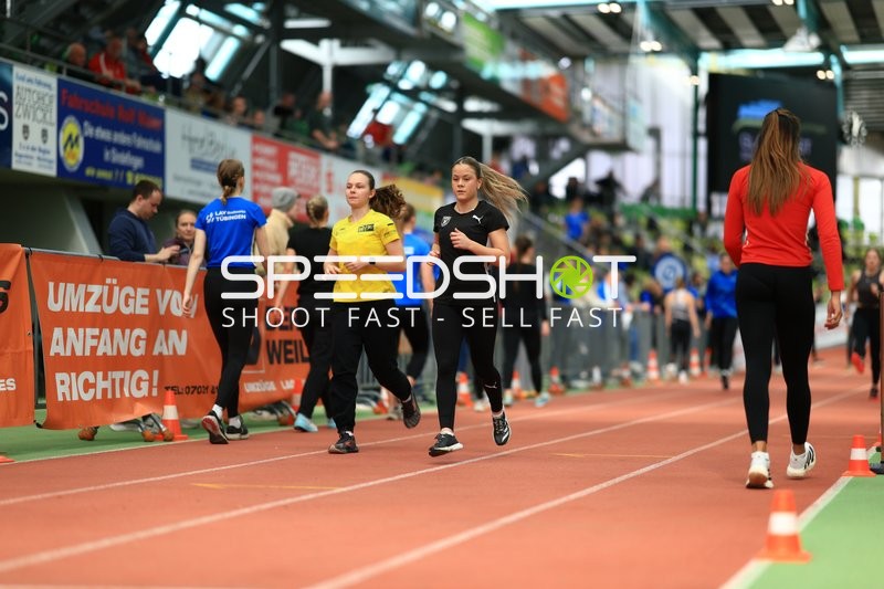 Athleten beim Aufwärmen im Glaspalast