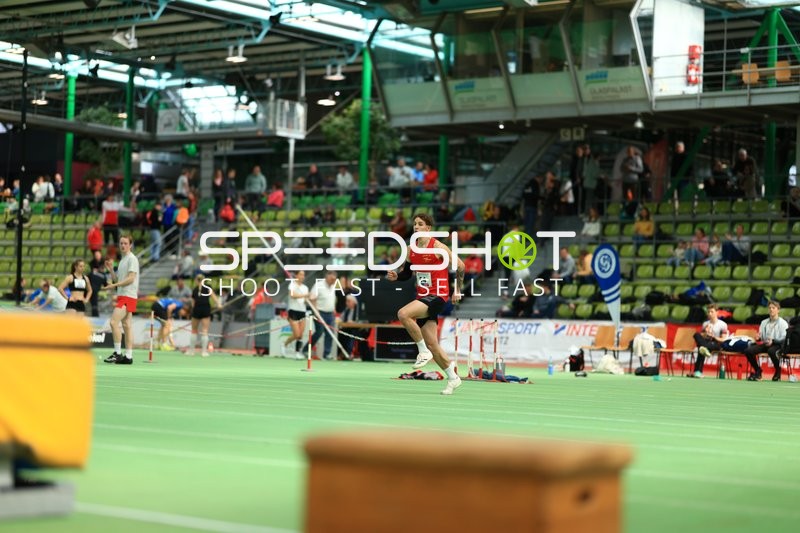 Athlet mit Startnummer 54 in Aktion