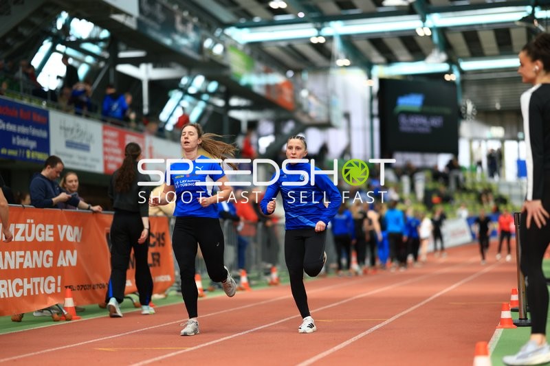 Athletinnen laufen im Glaspalast
