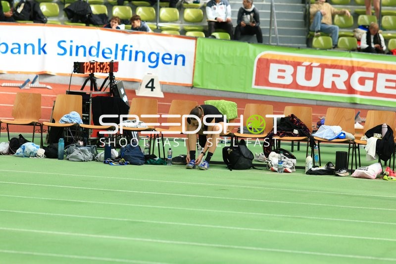 Athletin schnürt Schuhe