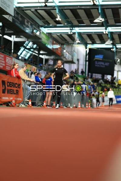 Athletin läuft im Glaspalast