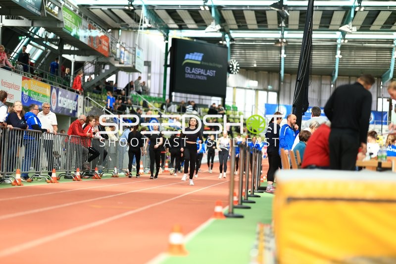 Athletinnen laufen im Glaspalast Sindelfingen