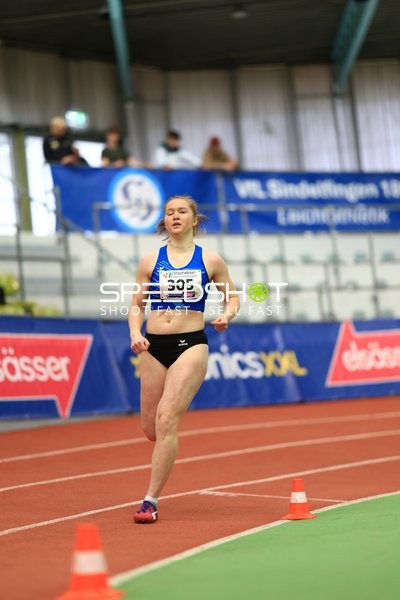 Athletin mit Startnummer 305 in Aktion