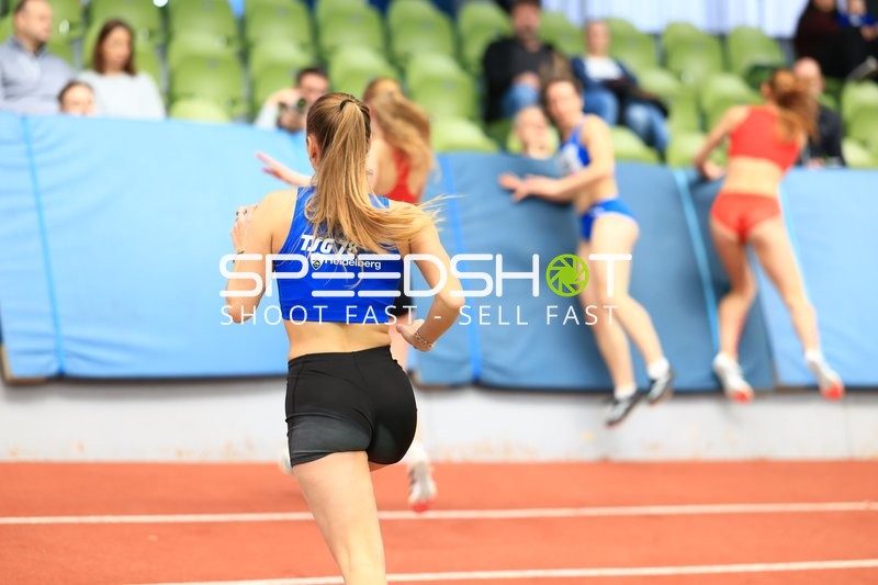 Athletin läuft im Glaspalast