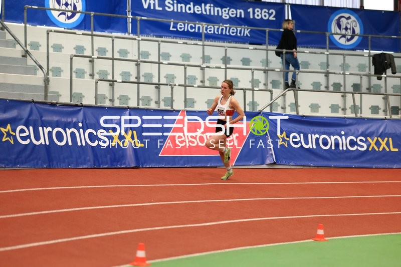 Athletin mit Nummer 697 in Aktion