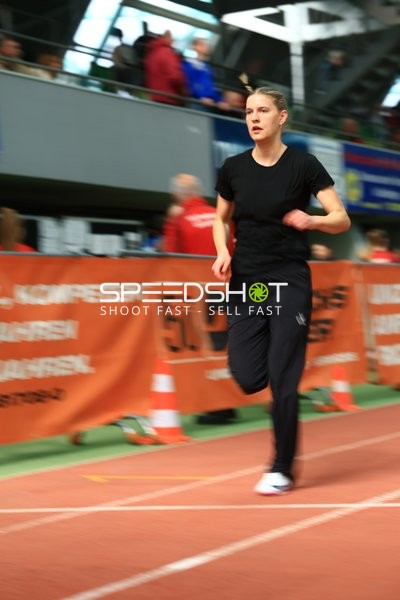 Athletin läuft im Glaspalast