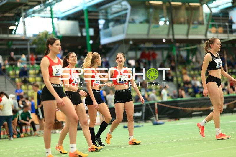 Athletinnen mit Startnummern im Glaspalast