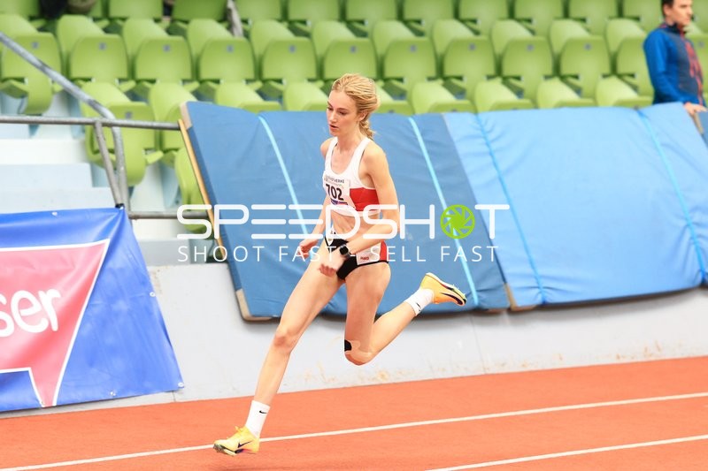 Athletin mit Nummer 702 in Aktion