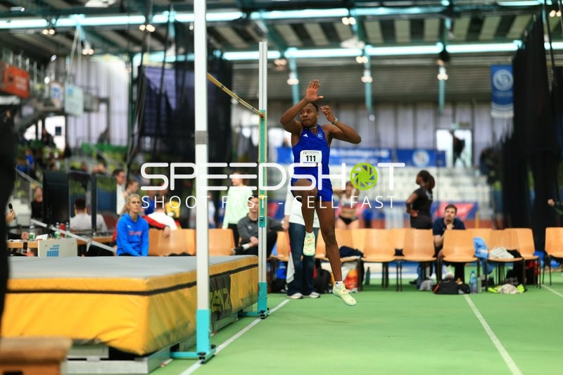 Athlet mit Nummer 111 beim Hochsprung