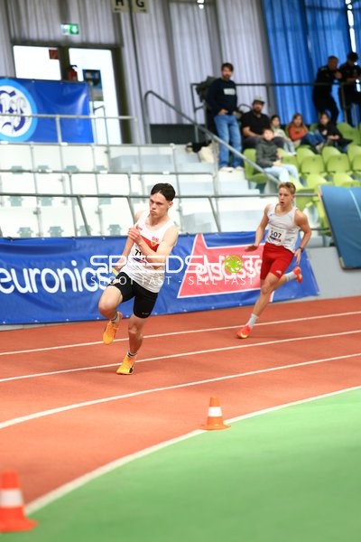 Athleten sprinten im Glaspalast