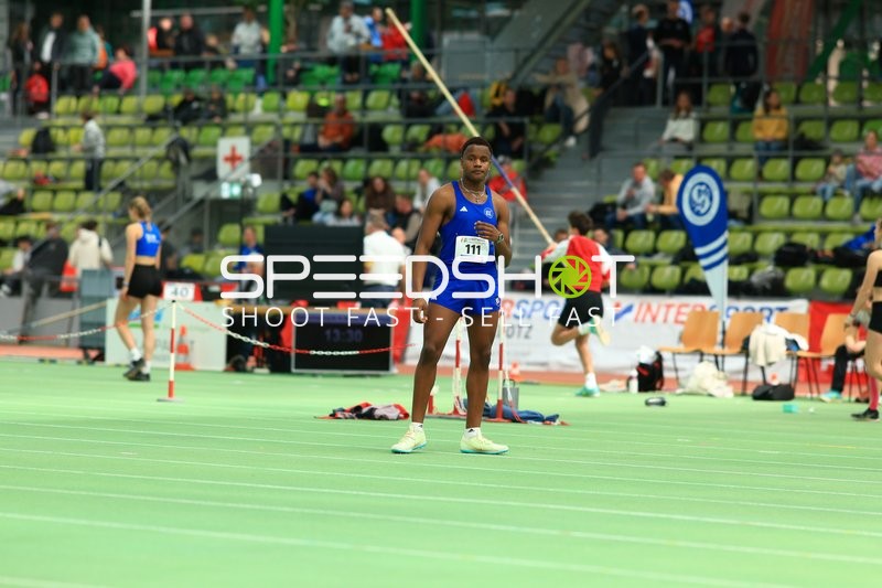 Athlet mit Startnummer 111 im Glaspalast