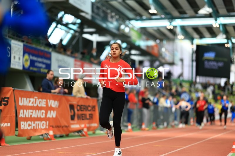 Athletin läuft im Glaspalast