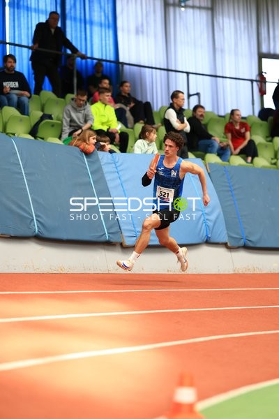 Athlet mit Staffelstab im Glaspalast