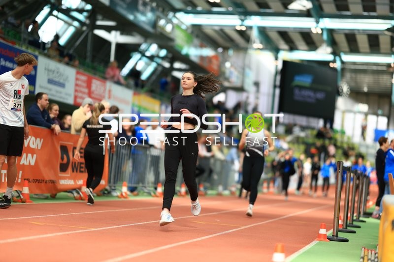 Athletin läuft im Glaspalast