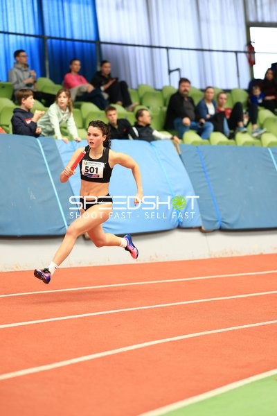 Athletin mit Staffelstab in Aktion