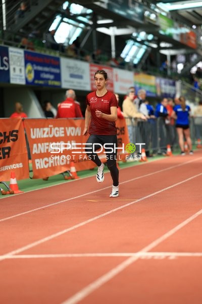 Athletin läuft im Glaspalast