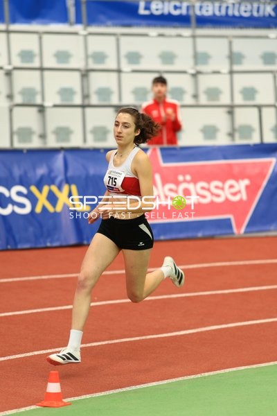 Athletin mit Startnummer 715 beim Weitsprung