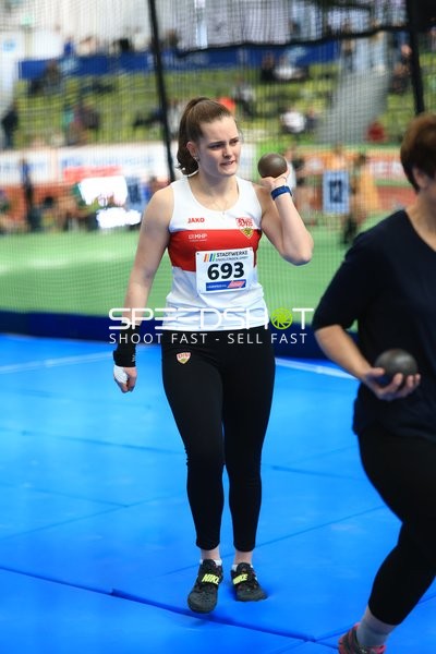 Athletin mit Startnummer 693 in Aktion